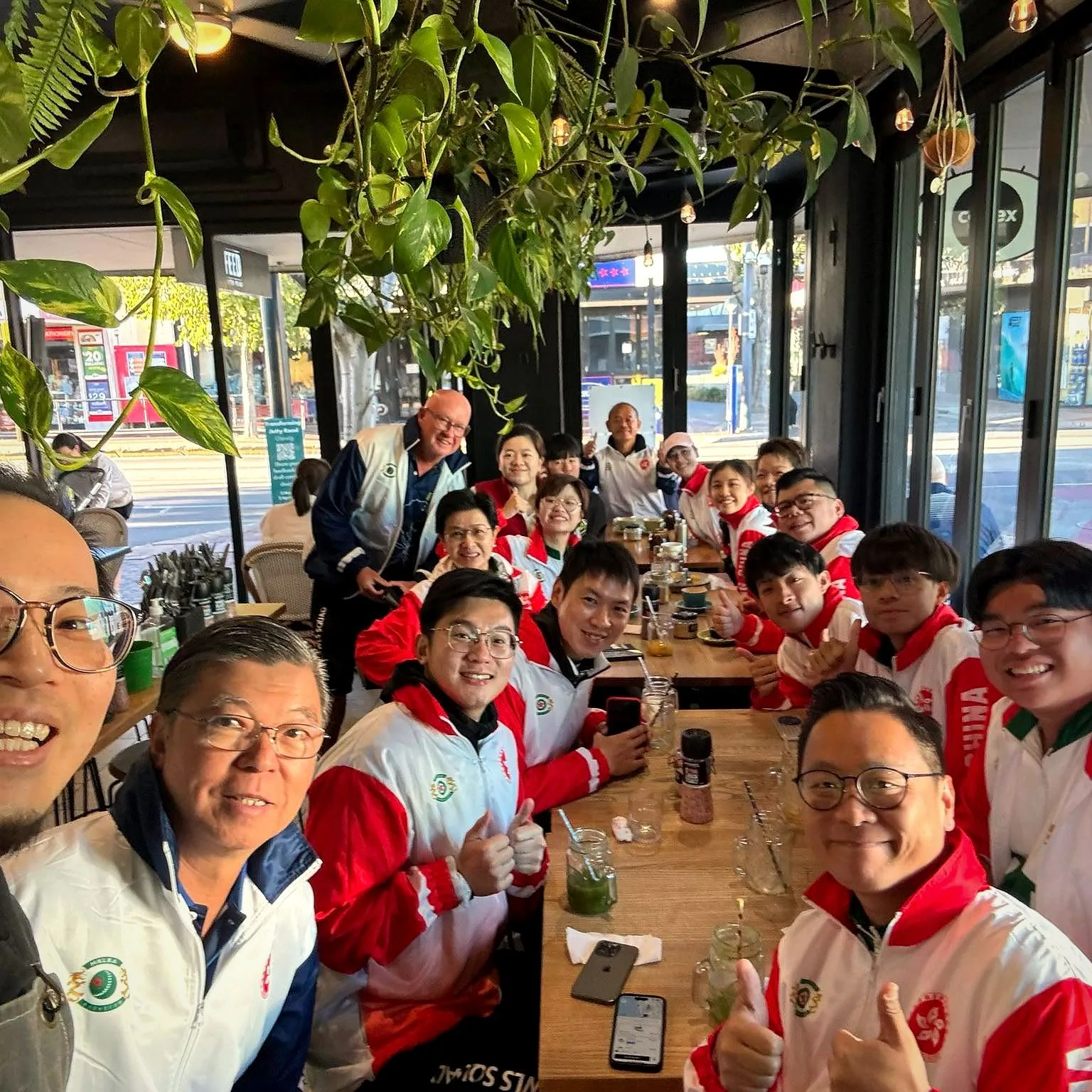 A full table of regulars inside Feed Jetty Road